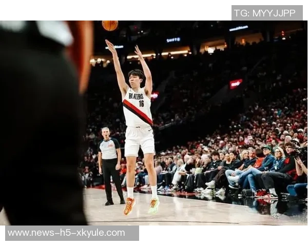 他以2米36的惊人高度轻松扣篮创下美国大学篮球历史新纪录